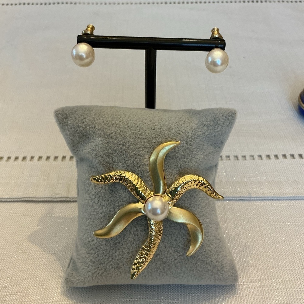 Starfish and Pearl Gold Tone Brooch and Earring Set